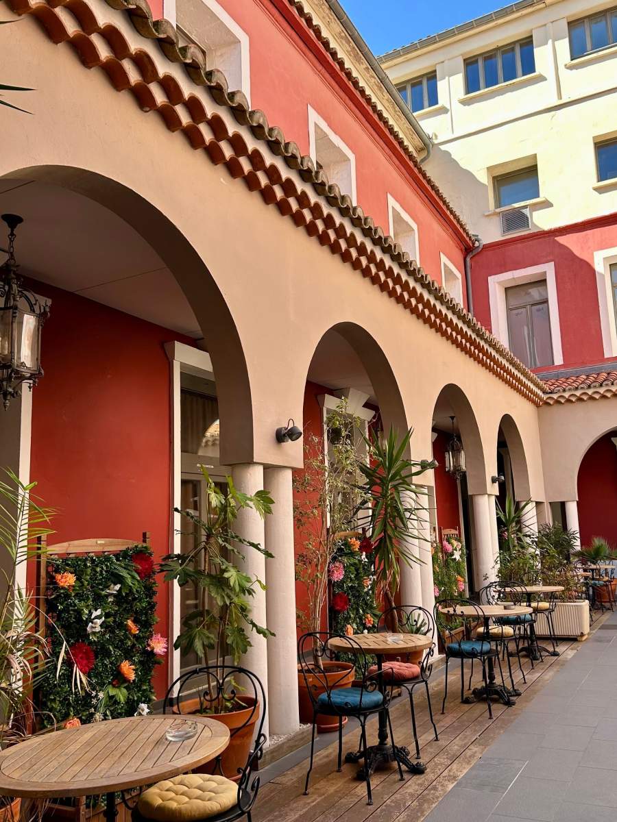 bar